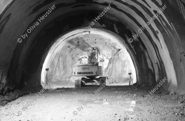 Image of sheet 20020840 photo 14: Neat Bahntunnel Gotthardbasistunnel Baustelle Suedportal AlpTransit Gotthard AG Südportal in Bodio Durchstich zur Oströhre Faido bild Mineure zur Feier des ersten Durchbruchs im Basistunnel. li :Michael T. Ganz re: Marc Valance  Montage des Bohrkopfs der TBM Tunnelbohrmaschiene Firma Herrenknecht. an der Tunnelbrust Arbeiter Graffitti Schweisser unter der TBM
aus: Gotthard, das Hindernis verbindet. Kanton Tessin, Ticino, Schweiz Svizzera, Switzerland