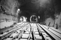 Image of sheet 20020840 photo 18: Neat Bahntunnel Gotthardbasistunnel Baustelle Suedportal AlpTransit Gotthard AG Südportal in Bodio Durchstich zur Oströhre Faido bild Mineure zur Feier des ersten Durchbruchs im Basistunnel. li :Michael T. Ganz re: Marc Valance  Montage des Bohrkopfs der TBM Tunnelbohrmaschiene Firma Herrenknecht. an der Tunnelbrust Arbeiter Graffitti Schweisser unter der TBM
aus: Gotthard, das Hindernis verbindet. Kanton Tessin, Ticino, Schweiz Svizzera, Switzerland