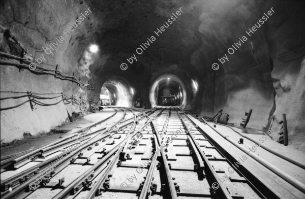 Image of sheet 20020840 photo 18: Neat Bahntunnel Gotthardbasistunnel Baustelle Suedportal AlpTransit Gotthard AG Südportal in Bodio Durchstich zur Oströhre Faido bild Mineure zur Feier des ersten Durchbruchs im Basistunnel. li :Michael T. Ganz re: Marc Valance  Montage des Bohrkopfs der TBM Tunnelbohrmaschiene Firma Herrenknecht. an der Tunnelbrust Arbeiter Graffitti Schweisser unter der TBM
aus: Gotthard, das Hindernis verbindet. Kanton Tessin, Ticino, Schweiz Svizzera, Switzerland