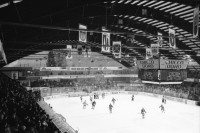 Image of sheet 20020850 photo 0: HCAP Hockeyclub Ambri Piotta spielt in Ambri im Valascia Stadion Eishalle mit Fans Curva Che Guevara Emblem gegen Davos Werbung Chicco Doro Gioventu Biancoblu

aus: Gotthard, das Hindernis verbindet. Leventina, Kanton Tessin, Ticino, Schweiz Svizzera, Switzerland