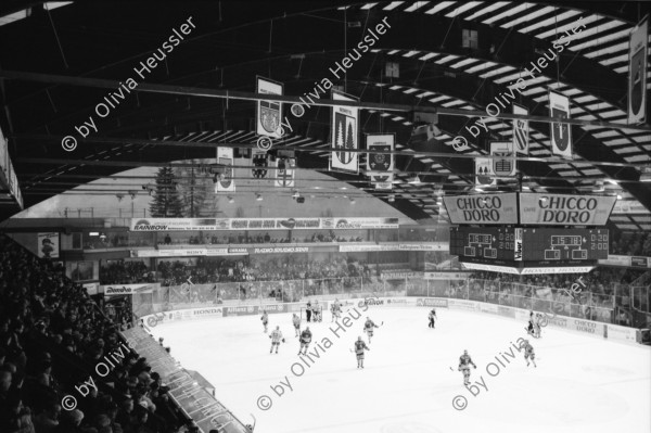 Image of sheet 20020850 photo 0: HCAP Hockeyclub Ambri Piotta spielt in Ambri im Valascia Stadion Eishalle mit Fans Curva Che Guevara Emblem gegen Davos Werbung Chicco Doro Gioventu Biancoblu

aus: Gotthard, das Hindernis verbindet. Leventina, Kanton Tessin, Ticino, Schweiz Svizzera, Switzerland