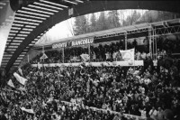 Image of sheet 20020850 photo 1: HCAP Hockeyclub Ambri Piotta spielt in Ambri im Valascia Stadion Eishalle mit Fans Curva Che Guevara Emblem gegen Davos Werbung Chicco Doro Gioventu Biancoblu

aus: Gotthard, das Hindernis verbindet. Leventina, Kanton Tessin, Ticino, Schweiz Svizzera, Switzerland