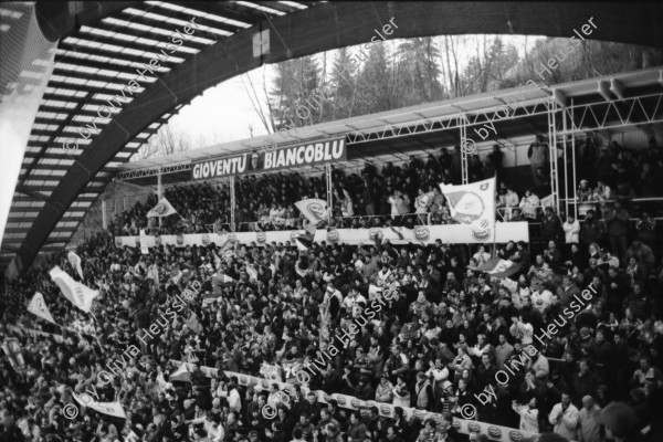 Image of sheet 20020850 photo 1: HCAP Hockeyclub Ambri Piotta spielt in Ambri im Valascia Stadion Eishalle mit Fans Curva Che Guevara Emblem gegen Davos Werbung Chicco Doro Gioventu Biancoblu

aus: Gotthard, das Hindernis verbindet. Leventina, Kanton Tessin, Ticino, Schweiz Svizzera, Switzerland