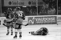 Image of sheet 20020850 photo 14: HCAP Hockeyclub Ambri Piotta spielt in Ambri im Valascia Stadion Eishalle mit Fans Curva Che Guevara Emblem gegen Davos Werbung Chicco Doro Gioventu Biancoblu

aus: Gotthard, das Hindernis verbindet. Leventina, Kanton Tessin, Ticino, Schweiz Svizzera, Switzerland
