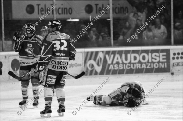 Image of sheet 20020850 photo 14: HCAP Hockeyclub Ambri Piotta spielt in Ambri im Valascia Stadion Eishalle mit Fans Curva Che Guevara Emblem gegen Davos Werbung Chicco Doro Gioventu Biancoblu

aus: Gotthard, das Hindernis verbindet. Leventina, Kanton Tessin, Ticino, Schweiz Svizzera, Switzerland