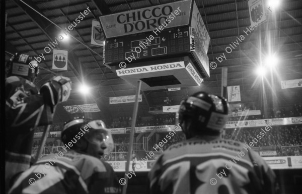 Image of sheet 20020850 photo 18: HCAP Hockeyclub Ambri Piotta spielt in Ambri im Valascia Stadion Eishalle mit Fans Curva Che Guevara Emblem gegen Davos Werbung Chicco Doro Gioventu Biancoblu

aus: Gotthard, das Hindernis verbindet. Leventina, Kanton Tessin, Ticino, Schweiz Svizzera, Switzerland