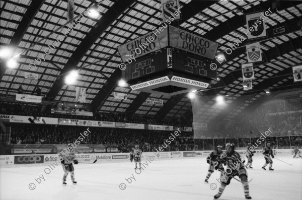 Image of sheet 20020850 photo 2: HCAP Hockeyclub Ambri Piotta spielt in Ambri im Valascia Stadion Eishalle mit Fans Curva Che Guevara Emblem gegen Davos Werbung Chicco Doro Gioventu Biancoblu

aus: Gotthard, das Hindernis verbindet. Leventina, Kanton Tessin, Ticino, Schweiz Svizzera, Switzerland