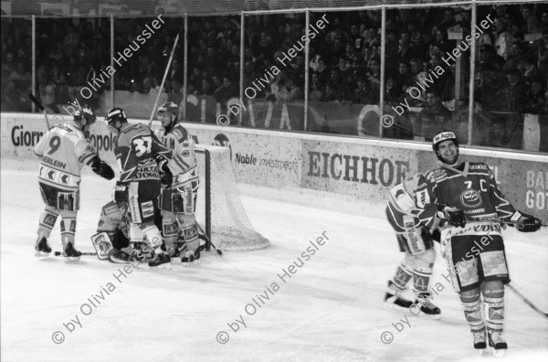 Image of sheet 20020850 photo 31: HCAP Hockeyclub Ambri Piotta spielt in Ambri im Valascia Stadion Eishalle mit Fans Curva Che Guevara Emblem gegen Davos Werbung Chicco Doro Gioventu Biancoblu

aus: Gotthard, das Hindernis verbindet. Leventina, Kanton Tessin, Ticino, Schweiz Svizzera, Switzerland