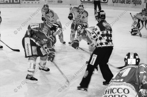 Image of sheet 20020850 photo 33: HCAP Hockeyclub Ambri Piotta spielt in Ambri im Valascia Stadion Eishalle mit Fans Curva Che Guevara Emblem gegen Davos Werbung Chicco Doro Gioventu Biancoblu

aus: Gotthard, das Hindernis verbindet. Leventina, Kanton Tessin, Ticino, Schweiz Svizzera, Switzerland