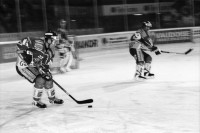 Image of sheet 20020860 photo 1: HCAP Hockeyclub Ambri Piotta spielt in Ambri im Valascia Stadion Eishalle mit Fans Curva Che Guevara Emblem gegen Davos Werbung  Beretta Chicco Doro Gioventu Biancoblu

aus: Gotthard, das Hindernis verbindet. Kanton Tessin, Ticino, Schweiz Svizzera, Switzerland