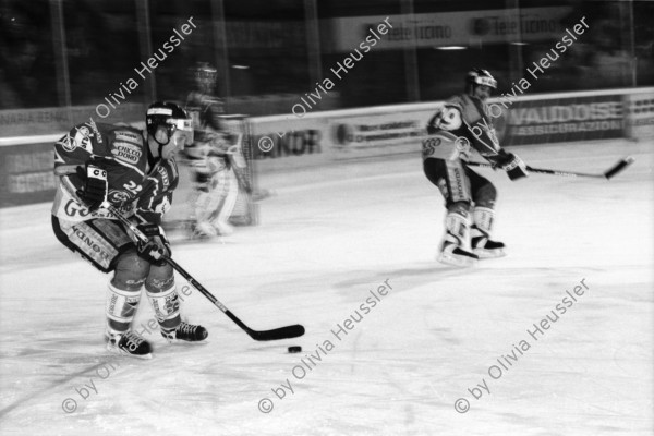 Image of sheet 20020860 photo 1: HCAP Hockeyclub Ambri Piotta spielt in Ambri im Valascia Stadion Eishalle mit Fans Curva Che Guevara Emblem gegen Davos Werbung  Beretta Chicco Doro Gioventu Biancoblu

aus: Gotthard, das Hindernis verbindet. Kanton Tessin, Ticino, Schweiz Svizzera, Switzerland