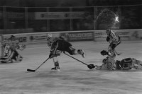 Image of sheet 20020860 photo 12: HCAP Hockeyclub Ambri Piotta spielt in Ambri im Valascia Stadion Eishalle mit Fans Curva Che Guevara Emblem gegen Davos Werbung  Beretta Chicco Doro Gioventu Biancoblu

aus: Gotthard, das Hindernis verbindet. 
Kanton Tessin, Ticino, Schweiz Svizzera, Switzerland
2002 √