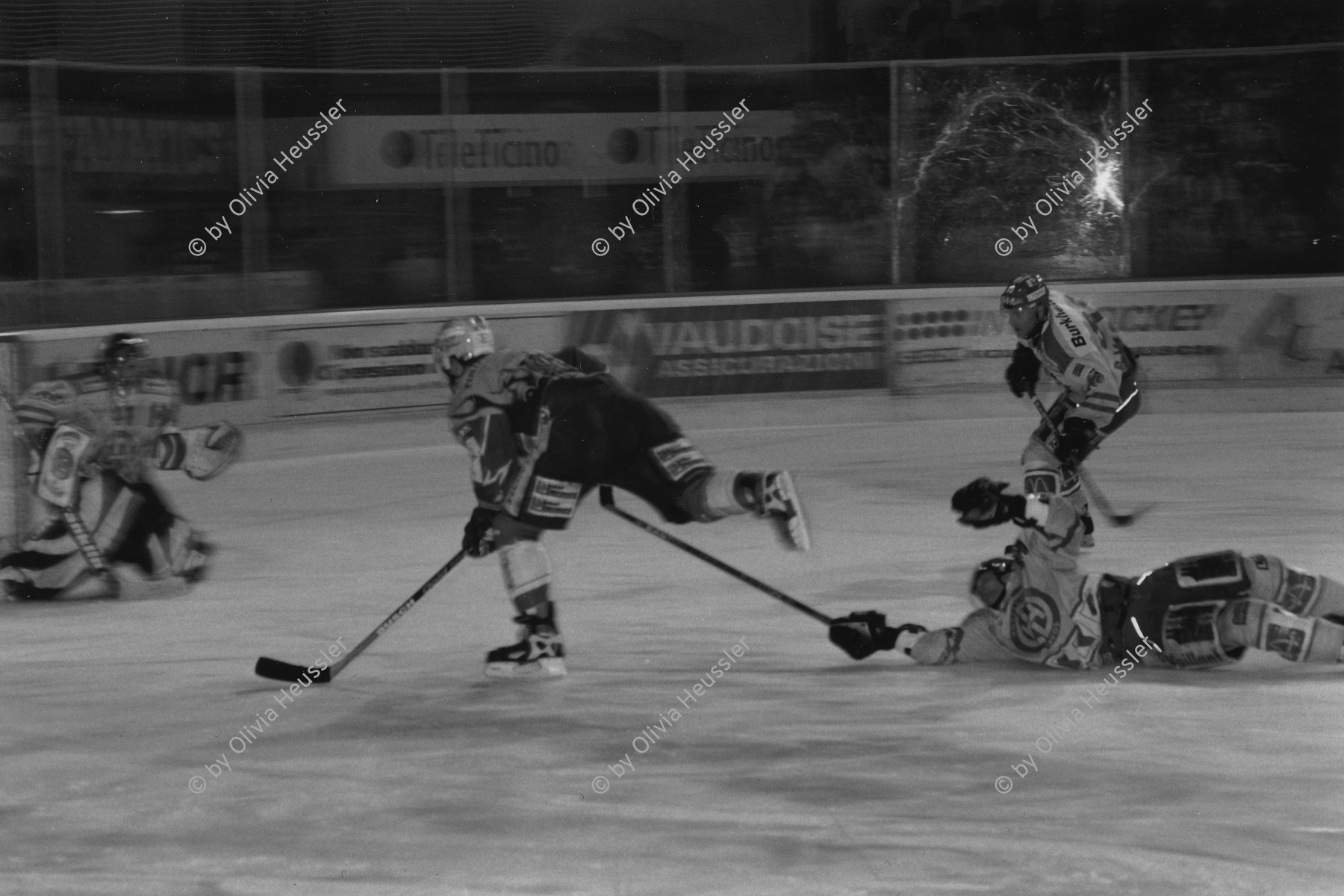 Image of sheet 20020860 photo 12: HCAP Hockeyclub Ambri Piotta spielt in Ambri im Valascia Stadion Eishalle mit Fans Curva Che Guevara Emblem gegen Davos Werbung  Beretta Chicco Doro Gioventu Biancoblu

aus: Gotthard, das Hindernis verbindet. 
Kanton Tessin, Ticino, Schweiz Svizzera, Switzerland
2002 √