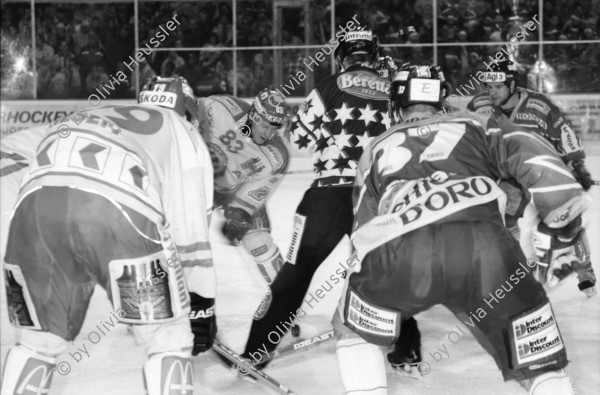 Image of sheet 20020860 photo 15: HCAP Hockeyclub Ambri Piotta spielt in Ambri im Valascia Stadion Eishalle mit Fans Curva Che Guevara Emblem gegen Davos Werbung  Beretta Chicco Doro Gioventu Biancoblu

aus: Gotthard, das Hindernis verbindet. Kanton Tessin, Ticino, Schweiz Svizzera, Switzerland