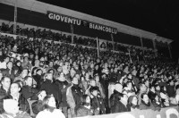 Image of sheet 20020860 photo 32: HCAP Hockeyclub Ambri Piotta spielt in Ambri im Valascia Stadion Eishalle mit Fans Curva Che Guevara Emblem gegen Davos Werbung  Beretta Chicco Doro Gioventu Biancoblu

aus: Gotthard, das Hindernis verbindet. Kanton Tessin, Ticino, Schweiz Svizzera, Switzerland