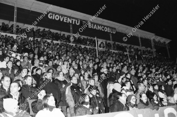 Image of sheet 20020860 photo 32: HCAP Hockeyclub Ambri Piotta spielt in Ambri im Valascia Stadion Eishalle mit Fans Curva Che Guevara Emblem gegen Davos Werbung  Beretta Chicco Doro Gioventu Biancoblu

aus: Gotthard, das Hindernis verbindet. Kanton Tessin, Ticino, Schweiz Svizzera, Switzerland