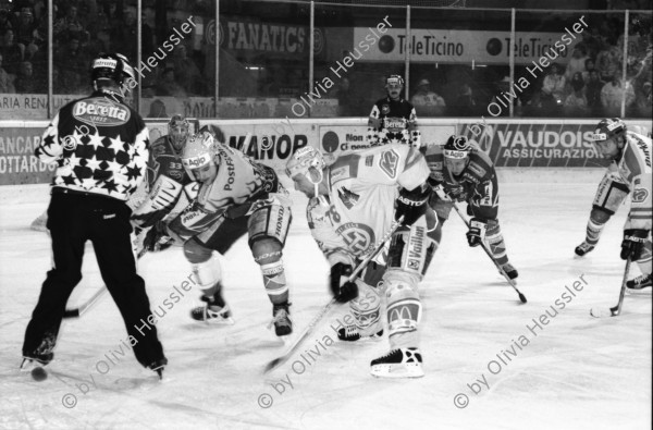 Image of sheet 20020860 photo 7: HCAP Hockeyclub Ambri Piotta spielt in Ambri im Valascia Stadion Eishalle mit Fans Curva Che Guevara Emblem gegen Davos Werbung  Beretta Chicco Doro Gioventu Biancoblu

aus: Gotthard, das Hindernis verbindet. Kanton Tessin, Ticino, Schweiz Svizzera, Switzerland