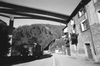Image of sheet 20020880 photo 30: Gotthardautobahnbrücke Biaschina Passstrasse Autobahn Bahnviadukt.  Militärlastwagen Camion auf der Nationalstrasse
aus: Gotthard, das Hindernis verbindet. 
Leventina Kanton Tessin, Ticino, Schweiz Svizzera, Switzerland
2002 √