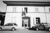 Image of sheet 20020880 photo 6: In Bodio hält keine Bahn mehr Zug die Taldörfer sind keine Feriendestinationen mehr.Ausverkauf der alten Palazzi Vendesi In der Biaschina Passstrasse Autobahn Bahnviadukt.  
aus: Gotthard, das Hindernis verbindet. Leventina Kanton Tessin, Ticino, Schweiz Svizzera, Switzerland