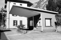 Image of sheet 20020890 photo 2: ehemalige auto Gotthard Station Gas Benzin Tankstelle Garage und Hanfladen oder ehemaliger Porno Sex shop (1996) in Bodio
Schweiz Switzerland svizzera 2002 Canton ticino tessin Europe √

copyright by © 2002, OLIVIA HEUSSLER
Exhibition »Via Gotthard«, Leica Camera Galerie Bienne 2003