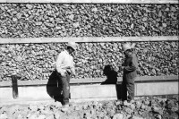 Image of sheet 20020890 photo 6: Neat Gotthardbasistunnel in Bodio Arbeiter nr. 18 Olivia Heussler nr. 19 Marc Valance Arbeiter warten auf die Transportbahn Tunnel Arbeiter in der Tunnelbahn