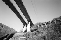 Image of sheet 20020900 photo 0: Biaschina Autobahn Passstrasse und Bahnviadukt, Biasca 2002.