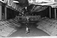 Image of sheet 20020910 photo 14: In der Stollenbahn. Oesterreichische Mineure fahren zur Spätschicht. die glatte Schnittfläche des Bohrkopfs im massiven Leventinagranit. nr. 24,25 und 30
TBM Tunnelbohrmaschiene Herrenknecht Firma  AlpTransit AG