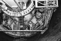Image of sheet 20020910 photo 23: In der Stollenbahn. Oesterreichische Mineure fahren zur Spätschicht. die glatte Schnittfläche des Bohrkopfs im massiven Leventinagranit. nr. 24,25 und 30
TBM Tunnelbohrmaschiene Herrenknecht Firma  AlpTransit AG