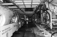 Image of sheet 20020910 photo 3: In der Stollenbahn. Oesterreichische Mineure fahren zur Spätschicht. die glatte Schnittfläche des Bohrkopfs im massiven Leventinagranit. nr. 24,25 und 30
TBM Tunnelbohrmaschiene Herrenknecht Firma  AlpTransit AG