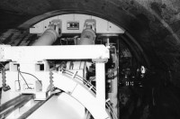 Image of sheet 20020910 photo 34: In der Stollenbahn. Oesterreichische Mineure fahren zur Spätschicht. die glatte Schnittfläche des Bohrkopfs im massiven Leventinagranit. nr. 24,25 und 30
TBM Tunnelbohrmaschiene Herrenknecht Firma  AlpTransit AG