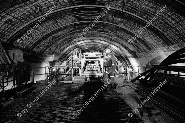 Image of sheet 20020920 photo 10: Neat Bahntunnel Gotthardbasistunnel Baustelle Suedportal AlpTransit Gotthard AG Südportal in Bodio TBM Tunnelbohrmaschine Firma Herrenknecht. 

Der Nachläufer der Tunnelbohrmaschine ist eine vierhundert Meter lange Tunnelfabrik. Montage von Stahlgewebematten.

aus: Gotthard, das Hindernis verbindet. Kanton Tessin, Ticino, Schweiz Svizzera, Switzerland
2002