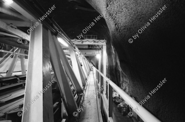 Image of sheet 20020920 photo 20: Neat Bahntunnel Gotthardbasistunnel Baustelle Suedportal AlpTransit Gotthard AG Südportal in Bodio TBM Tunnelbohrmaschine Firma Herrenknecht. Arbeiter Schweisser unter der TBM
Der Nachläufer der Tunnelbohrmaschine ist eine vierhundert Meter lange Tunnelfabrik. Montage von Stahlgewebematten.
Stollenbahn an der Kreuzung von der Weströhre und Umgehungsstollen. 

aus: Gotthard, das Hindernis verbindet. Kanton Tessin, Ticino, Schweiz Svizzera, Switzerland