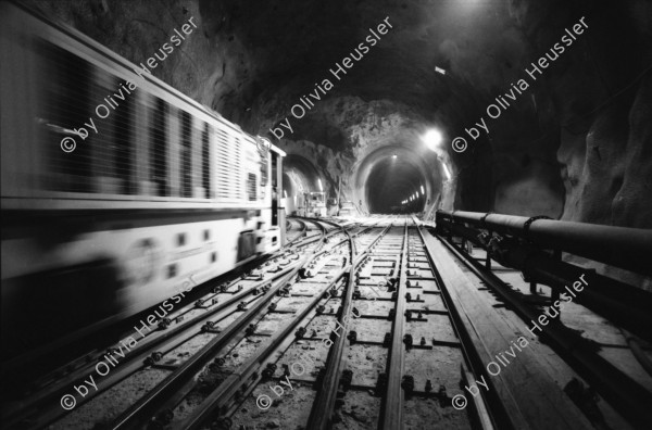 Image of sheet 20020920 photo 26: Neat Bahntunnel Gotthardbasistunnel Baustelle Suedportal AlpTransit Gotthard AG Südportal in Bodio TBM Tunnelbohrmaschine Firma Herrenknecht. Arbeiter Schweisser unter der TBM
Der Nachläufer der Tunnelbohrmaschine ist eine vierhundert Meter lange Tunnelfabrik. Montage von Stahlgewebematten.
Stollenbahn an der Kreuzung von der Weströhre und Umgehungsstollen. 

aus: Gotthard, das Hindernis verbindet. Kanton Tessin, Ticino, Schweiz Svizzera, Switzerland