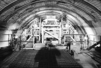 Image of sheet 20020920 photo 6: Der Nachläufer der Tunnelbohrmaschine ist eine vierhundert Meter lange Tunnelfabrik. Montage von Stahlgewebematten.