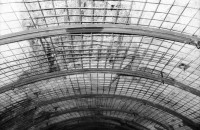 Image of sheet 20020930 photo 6: Neat Gotthard Basistunnel AlpTransit AG Infozentrum Die Nachläufer der Tunnelbohrmaschine ist eine vierhundert Meter lange  Tunnelfabrik. Montage von Stahlgewebematten Arbeiter der Firma Herrenknecht Aushub im Val Bavona ?? Mann in Modelleisenbahn der Neat