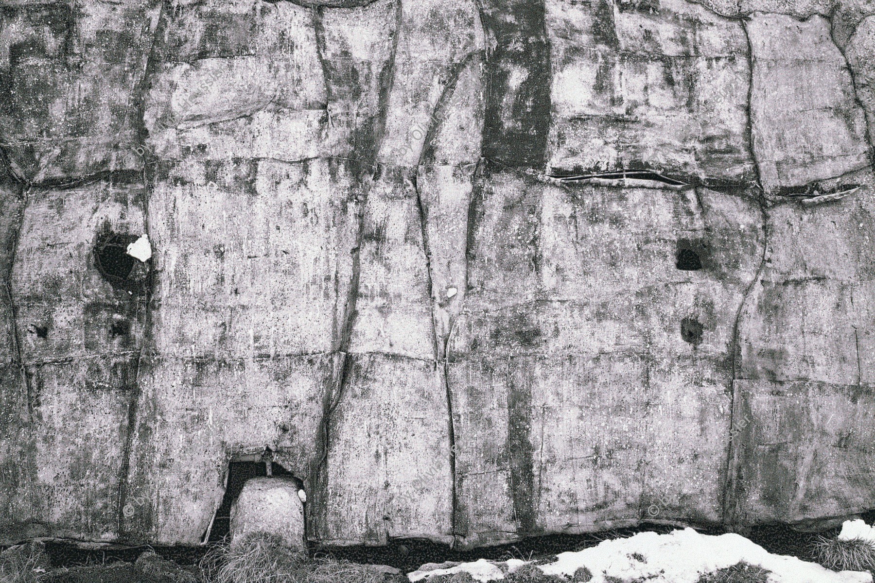 Image of sheet 20026500 photo 17: Festung Im ehemaligen Artilleriewerk Sasso da Pigna Camouflage Festung Foppa Grande oberhalb Airolo Réduits national. Ticino Svizzera Schweiz √
Exhibition «Via Gotthard», Leica Galerie, Bienne 2003.
Shadows and other Natures