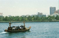 Image of sheet 20030010 photo 27: Ansichten aus Deriah Dubai Schiffspasagiere Schiffahrt Arbeiter ArbeitnehmerInnen überqueren das Meer auf Transport Passagierschiffen
