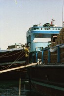 Image of sheet 20030020 photo 0: Ansichten aus Deriah Dubai Schiffspasagiere Schiffahrt Arbeiter ArbeitnehmerInnen überqueren das Meer auf Transport PassagierschiffenAnsichten aus Deriah Dubai Schiffspasagiere Schiffahrt Arbeiter ArbeitnehmerInnen überqueren das Meer auf Transport Passagierschiffen Holz aus Chile Taucher arbeiten an der Hafenmauer Hotel Brücke Verkehr Holzschiffe