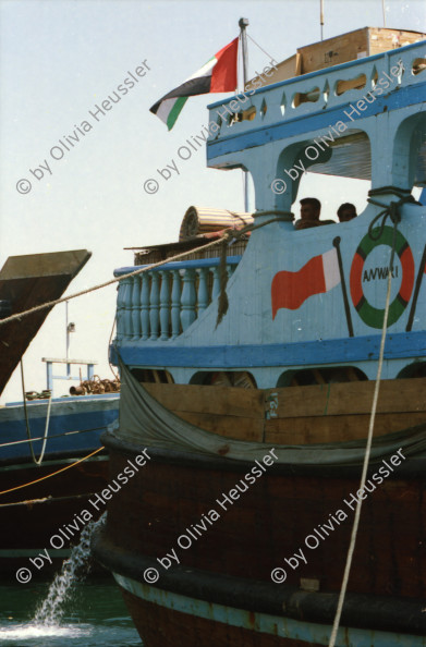 Image of sheet 20030020 photo 2: Ansichten aus Deriah Dubai Schiffspasagiere Schiffahrt Arbeiter ArbeitnehmerInnen überqueren das Meer auf Transport PassagierschiffenAnsichten aus Deriah Dubai Schiffspasagiere Schiffahrt Arbeiter ArbeitnehmerInnen überqueren das Meer auf Transport Passagierschiffen Holz aus Chile Taucher arbeiten an der Hafenmauer Hotel Brücke Verkehr Holzschiffe