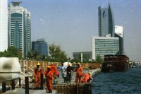 Image of sheet 20030020 photo 27: Ansichten aus Deriah Dubai Schiffspasagiere Schiffahrt Arbeiter ArbeitnehmerInnen überqueren das Meer auf Transport PassagierschiffenAnsichten aus Deriah Dubai Schiffspasagiere Schiffahrt Arbeiter ArbeitnehmerInnen überqueren das Meer auf Transport Passagierschiffen Holz aus Chile Taucher arbeiten an der Hafenmauer Hotel Brücke Verkehr Holzschiffe