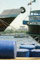 Image of sheet 20030020 photo 3: Ansichten aus Deriah Dubai Schiffspasagiere Schiffahrt Arbeiter ArbeitnehmerInnen überqueren das Meer auf Transport PassagierschiffenAnsichten aus Deriah Dubai Schiffspasagiere Schiffahrt Arbeiter ArbeitnehmerInnen überqueren das Meer auf Transport Passagierschiffen Holz aus Chile Taucher arbeiten an der Hafenmauer Hotel Brücke Verkehr Holzschiffe
