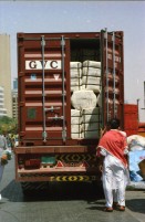 Image of sheet 20030020 photo 4: Ansichten aus Deriah Dubai Schiffspasagiere Schiffahrt Arbeiter ArbeitnehmerInnen überqueren das Meer auf Transport PassagierschiffenAnsichten aus Deriah Dubai Schiffspasagiere Schiffahrt Arbeiter ArbeitnehmerInnen überqueren das Meer auf Transport Passagierschiffen Holz aus Chile Taucher arbeiten an der Hafenmauer Hotel Brücke Verkehr Holzschiffe
