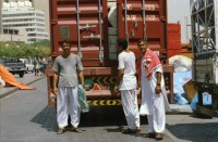 Image of sheet 20030020 photo 5: Ansichten aus Deriah Dubai Schiffspasagiere Schiffahrt Arbeiter ArbeitnehmerInnen überqueren das Meer auf Transport PassagierschiffenAnsichten aus Deriah Dubai Schiffspasagiere Schiffahrt Arbeiter ArbeitnehmerInnen überqueren das Meer auf Transport Passagierschiffen Holz aus Chile Taucher arbeiten an der Hafenmauer Hotel Brücke Verkehr Holzschiffe