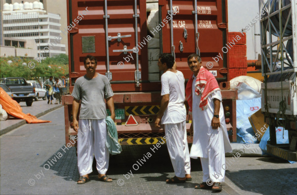 Image of sheet 20030020 photo 5: Ansichten aus Deriah Dubai Schiffspasagiere Schiffahrt Arbeiter ArbeitnehmerInnen überqueren das Meer auf Transport PassagierschiffenAnsichten aus Deriah Dubai Schiffspasagiere Schiffahrt Arbeiter ArbeitnehmerInnen überqueren das Meer auf Transport Passagierschiffen Holz aus Chile Taucher arbeiten an der Hafenmauer Hotel Brücke Verkehr Holzschiffe