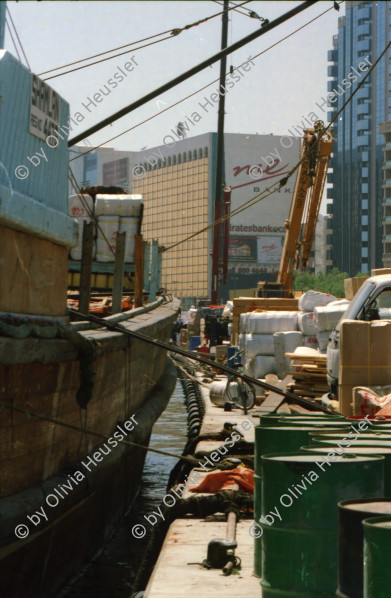 Image of sheet 20030020 photo 6: Ansichten aus Deriah Dubai Schiffspasagiere Schiffahrt Arbeiter ArbeitnehmerInnen überqueren das Meer auf Transport PassagierschiffenAnsichten aus Deriah Dubai Schiffspasagiere Schiffahrt Arbeiter ArbeitnehmerInnen überqueren das Meer auf Transport Passagierschiffen Holz aus Chile Taucher arbeiten an der Hafenmauer Hotel Brücke Verkehr Holzschiffe