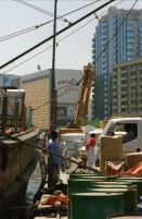 Image of sheet 20030020 photo 8: Ansichten aus Deriah Dubai Schiffspasagiere Schiffahrt Arbeiter ArbeitnehmerInnen überqueren das Meer auf Transport PassagierschiffenAnsichten aus Deriah Dubai Schiffspasagiere Schiffahrt Arbeiter ArbeitnehmerInnen überqueren das Meer auf Transport Passagierschiffen Holz aus Chile Taucher arbeiten an der Hafenmauer Hotel Brücke Verkehr Holzschiffe