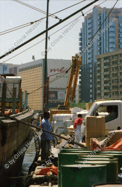 Image of sheet 20030020 photo 8: Ansichten aus Deriah Dubai Schiffspasagiere Schiffahrt Arbeiter ArbeitnehmerInnen überqueren das Meer auf Transport PassagierschiffenAnsichten aus Deriah Dubai Schiffspasagiere Schiffahrt Arbeiter ArbeitnehmerInnen überqueren das Meer auf Transport Passagierschiffen Holz aus Chile Taucher arbeiten an der Hafenmauer Hotel Brücke Verkehr Holzschiffe