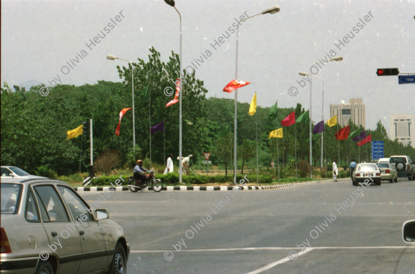 Image of sheet 20030030 photo 10: Love is life. steht am Rand einer wilden Haschischbeflanzung in der Hauptstadt Islamabad Pakistan
Grafitti Gehsteig Trottoir
Love is life
steht an einer Mauer dahinter Gras Marihuana Hanf THC haltige pflanzen wilde
Islamabad Pakistan