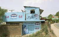 Image of sheet 20030030 photo 26: Nestlé macht Werbung für ihr Trinkwasser. Pakistan Wasser Water publicity