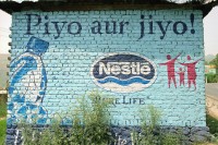 Image of sheet 20030030 photo 29: Pure life Kampagne von Nestlé 'Trinken ist Leben' heisst es an der Wand in Urdu. Pakistan Wasser Trinkwasser Industrie Pure life
Pet Flasche Grafitti publicity